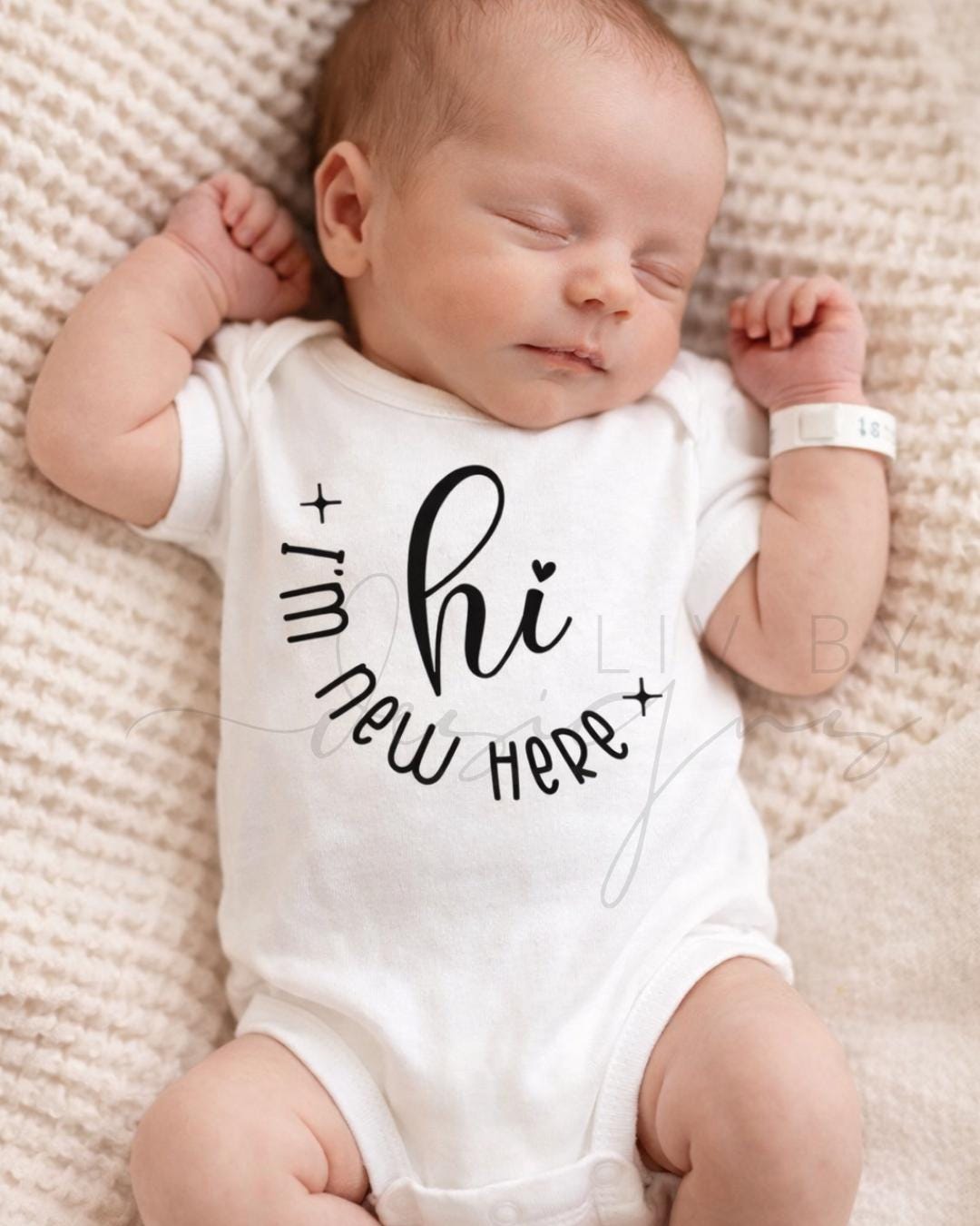 I'm new here Onesie for Newborn | Gender neutral baby announcement (etsy image id: 7657893793)